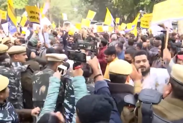 AAP-BJP protest in Delhi: Police arrested 200 people