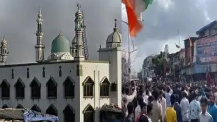 Tensions Rise in Dharavi as Locals Block BMC's Attempt to Demolish 'Illegal' Mosque Section